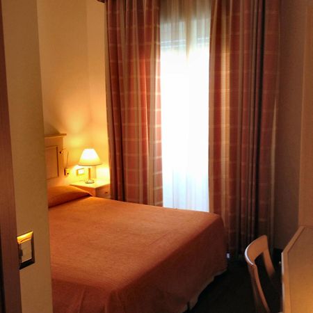 Hotel Byron Rimini Szoba fotó