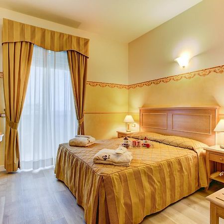 Hotel Byron Rimini Kültér fotó