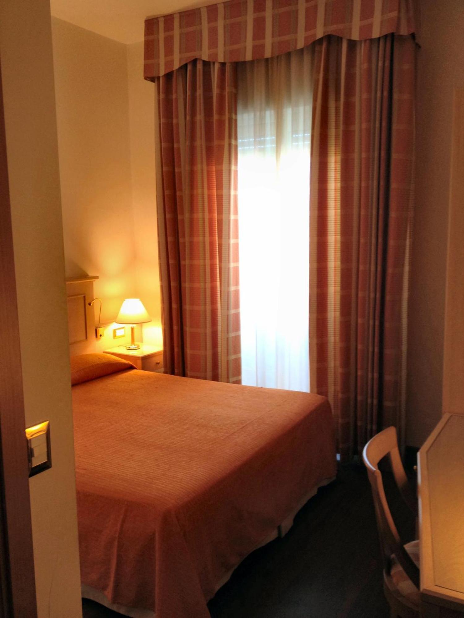 Hotel Byron Rimini Szoba fotó